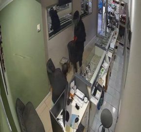 Ordu'da kasklı şüphelinin kuyumcu soygunu kamerada