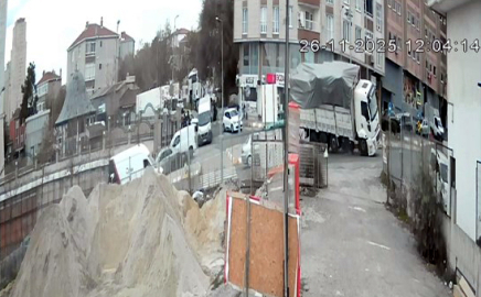 İstanbul - Esenyurt’ta yükü kayan kamyon devrildi