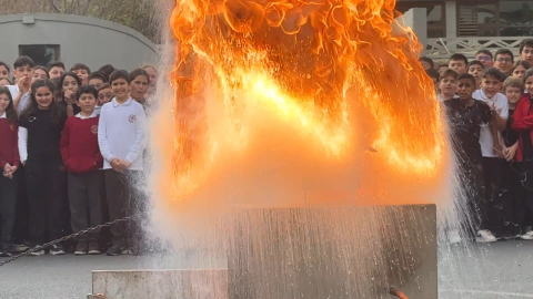 İstanbul- Avcılar'da itfaiyeden öğrencilere yangına müdahale eğitimi