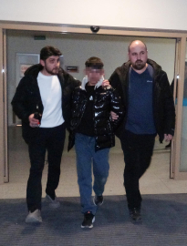 Alacak meselesi nedeniyle tartıştığı 2 kişiyi bıçaklayıp, teslim oldu