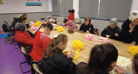 Özel gereksinimli çocuklar sevgi evlerindeki yaşıtları için atkı ördü