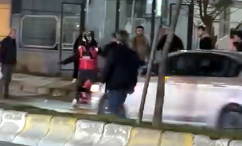 İstanbul - Beylikdüzü’nde motokuryeye laf atan adamı kaskla darbettiler