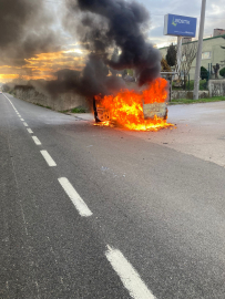 Otomobilin alev alev yandığı anlar kamerada