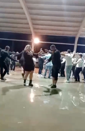 Sağanakla düğün pisti suyla doldu, davetliler aldırmadan oynadı