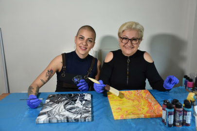 Meme kanseriyle mücadele eden anne-kız sanatla moral buluyor