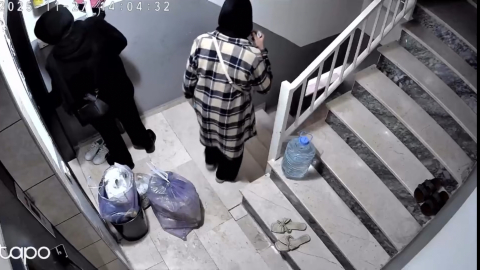 İstanbul - Bahçelievler’de daire kapısını yoklayan kadınlara kameradan seslendi: 'Sizi görüyorum buraya gelin'