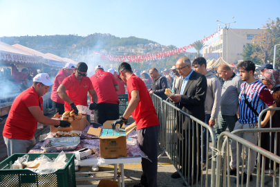 Festivalde ekmek arası hamsi kuyruğu