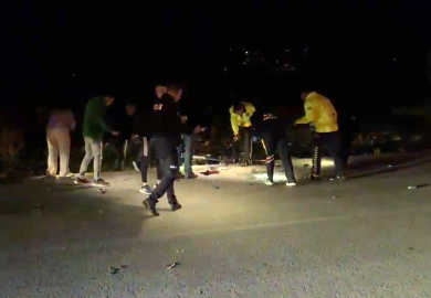 Kaza yapan motosikletin sürücüsünün dişlerini telefon ışığıyla aradılar