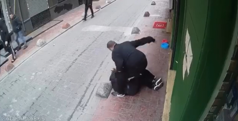 İstanbul-Beyoğlu’nda güvenlik görevlisi kendisine küfreden kişiyi darbetti; 'adam dövdüm’ diyerek teslim oldu