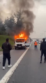 İstanbul- Beykoz TEM Otoyolu'nda kamyonet alev alev yandı