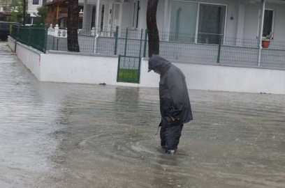 Balıkesir'de sağanak; yollar göle döndü, evler su bastı