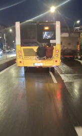 İstanbul- Üsküdar’da otobüsün arkasında tehlikeli yolculuk kamerada