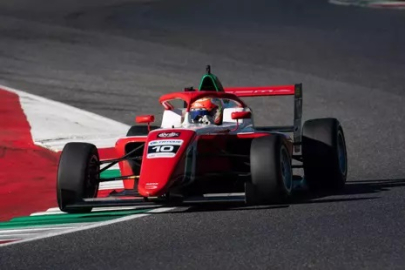 Genç Türk pilot Alp Aksoy, Formula Trophy sezonunun açılış yarışını kazandı