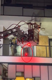 Dairesini ateşe vermek isteyen kadın, itfaiye ekiplerine damacana fırlattı