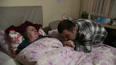 Felç kalan annesine ömrünü adadı