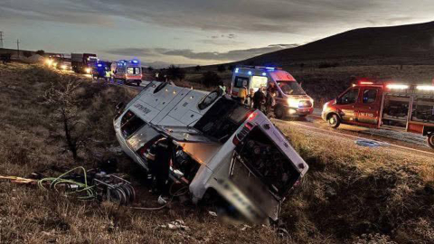 Afyonkarahisar’da yolcu otobüsü devrildi: 2 ölü, 21 yaralı / Fotoğraf