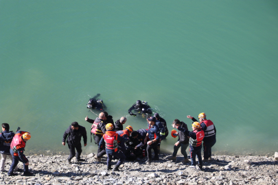 Otomobil baraj gölüne yuvarlandı; 2 kişi öldü, 1 kişi aranıyor (2)