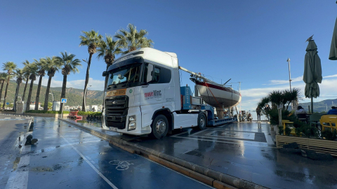 Marmaris’te sağanak ve fırtınada karaya vuran tekneler çekildi