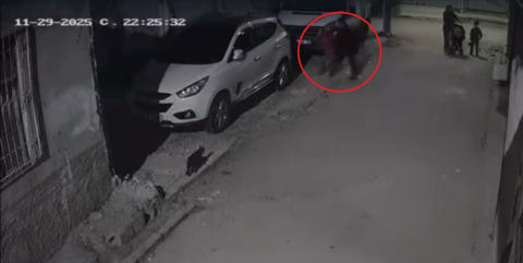 Başını otomobile çarptığı çocuğu yere fırlattı; o anlar kamerada