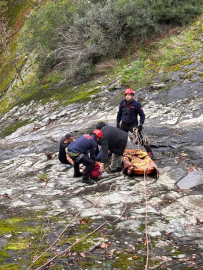 Köy muhtarı, 30 metre yükseklikten düşüp yaralandı