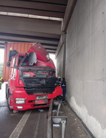 Kaza sırasında düşüp kullandığı TIR’ın altında kaldı