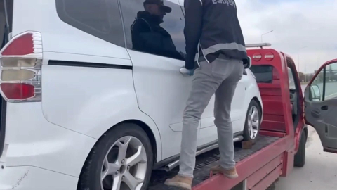 Çekiciye yüklenmiş araçla silah kaçakçılığı; 2 gözaltı