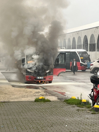 Özel halk otobüsü alev alev yandı