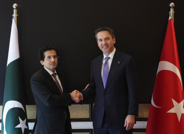 Bakan Bayraktar, Pakistan Petrol Bakanı Malik ile bir araya geldi