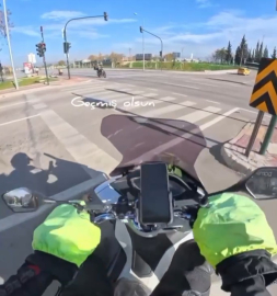 Kırmızı ışıkta duran motosiklete başka motosiklet çarptı; kaza kask kamerasında