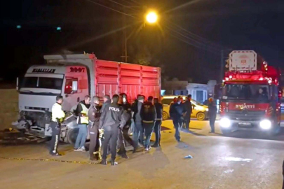 Otomobil park halindeki kamyona çarptı; kaleci antrenörü ile futbolcu öldü