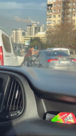 İstanbul - Beşiktaş’ta trafikte yol verme kavgası: Otomobilin camını yumrukladı