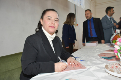 Ruhsal engelli kadın, şiir kitabıyla imza günü düzenledi