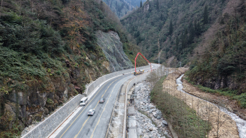 Ayder’de kaya riskine karşı çelik örgülü önlem