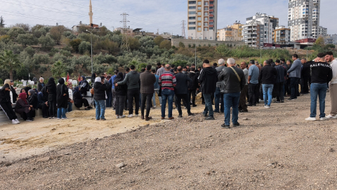 Mersin'de komşusu tarafından öldürülen anne ve oğlu yan yana defnedildi