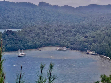 Marmaris'te fırtınada 3 gezi teknesi karaya oturdu