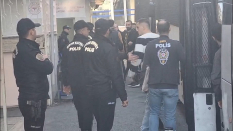 İstanbul - Futbolda bahis soruşturmasında gözaltına alınanlar sağlık kontorlüne getirildi