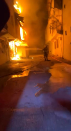 3 katlı binada çıkan ve bitişiğindeki 4 katlı binaya sıçrayan yangın söndürüldü