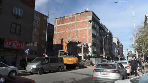 İstanbul- Sultangazi'de yıkımı yapılan binanın bitişiğindeki 5 katlı apartmanın tüm dairelerinde hasar oluştu; balkon duvarı yıkıldı