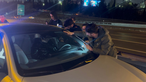 İstanbul -Bağcılar TEM Otoyolu’nda otomobilde uyuyan sürücüyü itfaiye uyandırdı