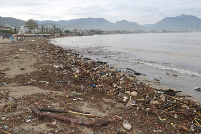 Alanya'da sağanak ve fırtına ile denize sürüklenen atıklar sahilde kirlilik oluşturdu
