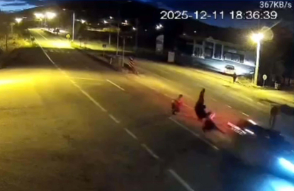 Uşak'ta yolun karşısına geçmek isterken otomobilin çarptığı 3 kişi öldü; kaza kamerada