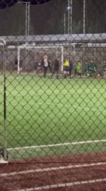 Antrenör, kadın hakeme saldırıp tokat attı