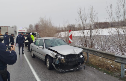 Bariyerlere çarpan araçtan inen kazazedelere otomobil çarptı: 5 yaralı