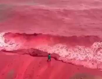 İran’daki Hürmüz Adası kırmızıya büründü