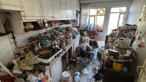 Ev ve apartmanın bahçesinden 10 kamyon çöp çıktı