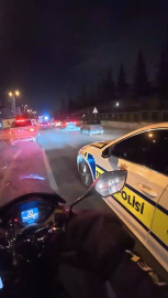 Trafikte kalan ambulansa yolu motokurye açtı; o anlar kamerada