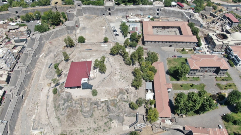 Diyarbakır’da İçkale surlarının 100 yıldır toprak altında olan kısmı gün yüzüne çıkarıldı