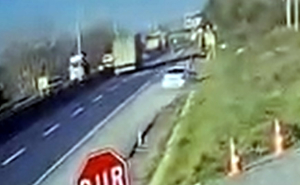 Otomobil yol kenarındaki beton parçasına çarptı; 5 yaralı