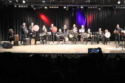 Adliye çalışanlarının kurduğu ritim topluluğu konser verdi; Başsavcı türkü söyledi