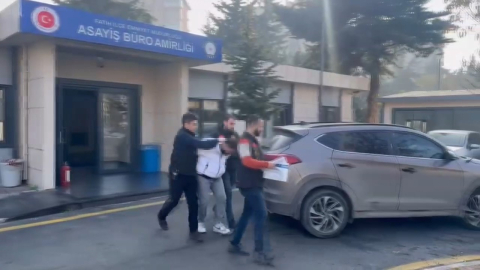 İstanbul- Fatih'te ‘dur’ ihtarına uymayarak bekçiye çarpıp kaçan sürücü yakalandı / ek bilgi ve görüntüyle